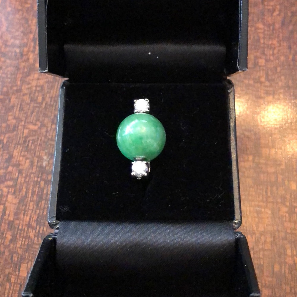 Jade and Diamond Ring 18 Kt white gold